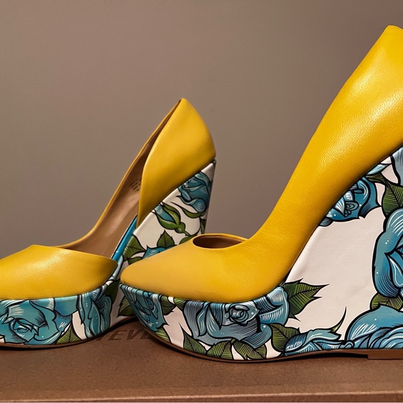 Chic Yellow Floral Platform Wedges - Picture 3 of 6
